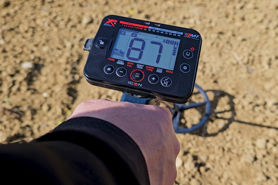 Metalldetektor XP Icon mit 28cm Suchspule und WSA Stereo-Funkkopfhörer Detailbild Outdoor Sand